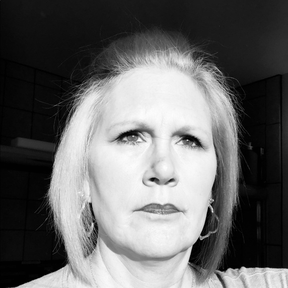 Meet your Posher, Lori. Posh Ambassador April 2019 - Picture 2 of 8